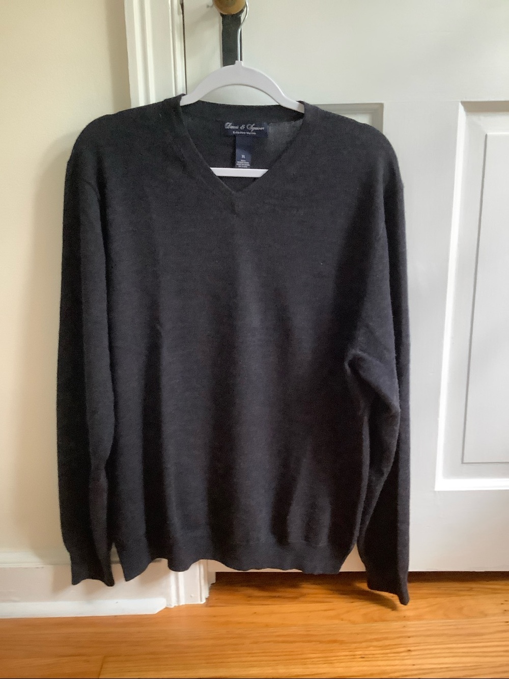 Extra Fine Merino Wool V Neck Sweater Men's Size XL  Davis & Squire